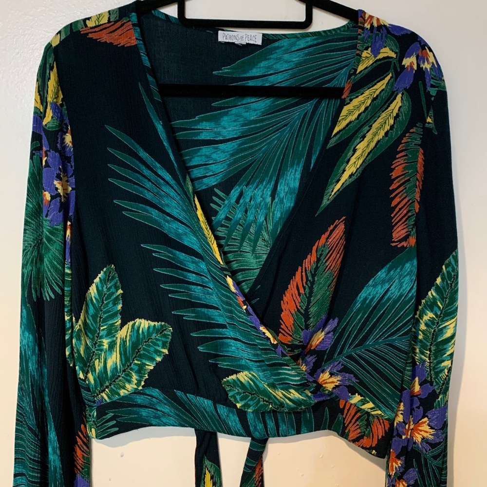 COPY - Patrons of Peace trop. print wrap style top Med.